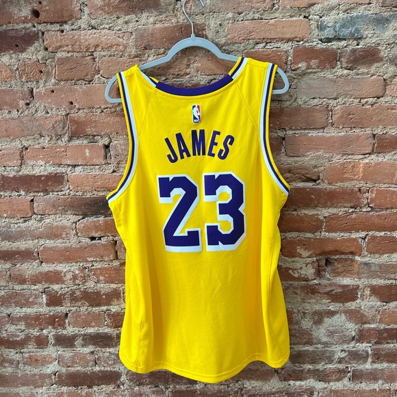 Los Angeles Lakers LeBron James Jersey Size XL - Picture 2 of 2